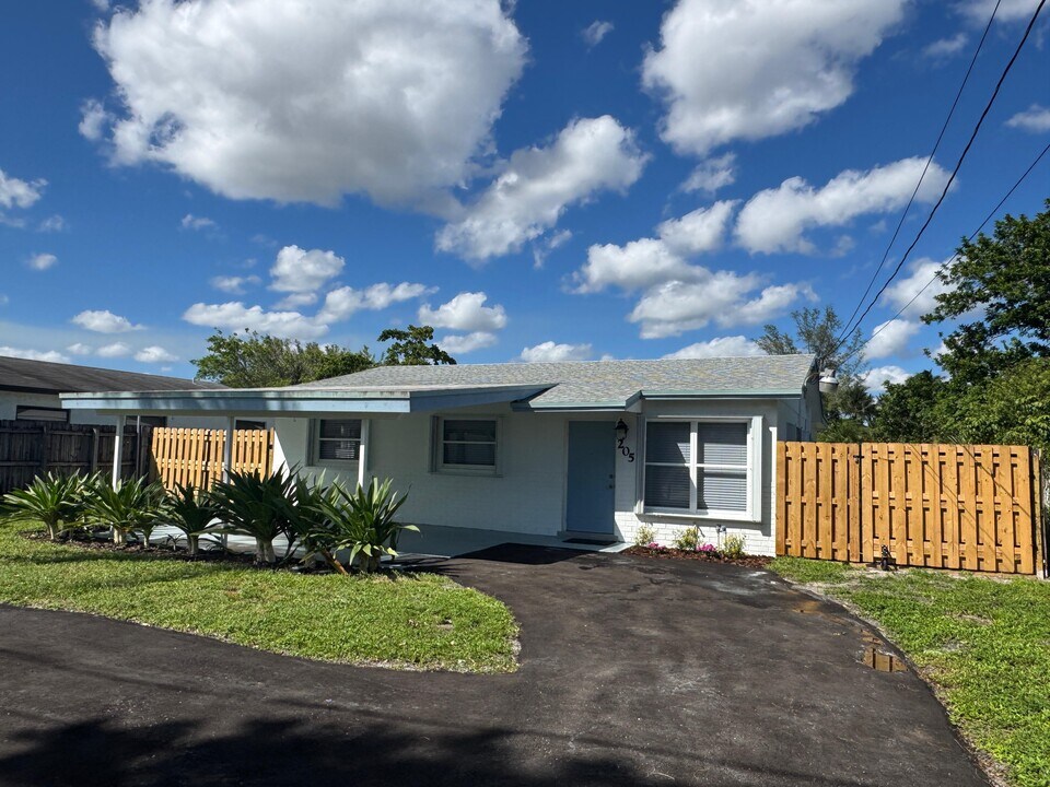 205 NW 7th Ct in Deerfield Beach, FL - Building Photo