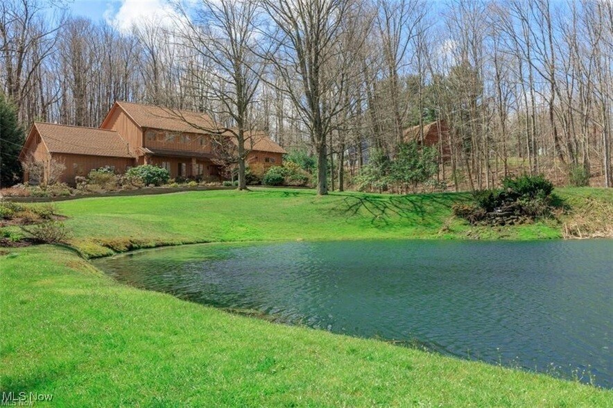 10613 Sherman Rd in Chardon, OH - Foto de edificio