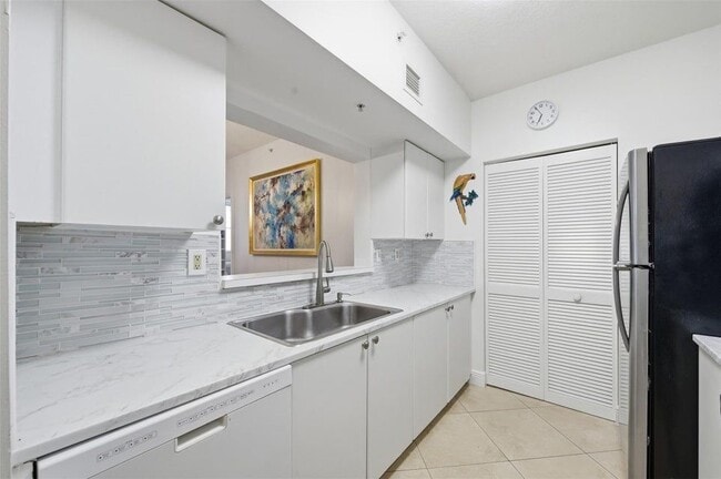 3020 NE 32nd Ave, Unit 1103 in Fort Lauderdale, FL - Foto de edificio - Building Photo