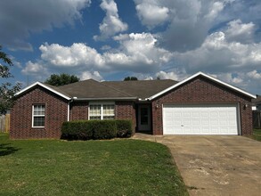 901 SW Sandrock Rd in Bentonville, AR - Foto de edificio - Building Photo