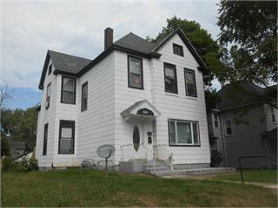 616 W 14th St in Davenport, IA - Building Photo