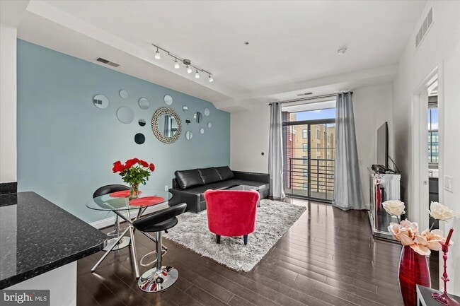 1111 Oronoco St, Unit 532 in Alexandria, VA - Foto de edificio - Building Photo