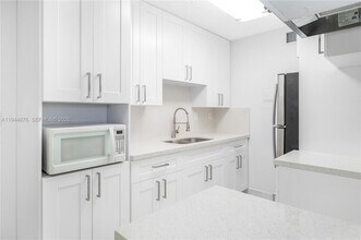 7100 Fairway Dr in Hialeah, FL - Building Photo - Building Photo