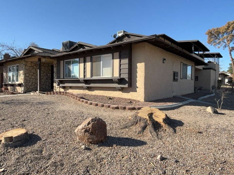 2657 McLeod Dr in Las Vegas, NV - Building Photo