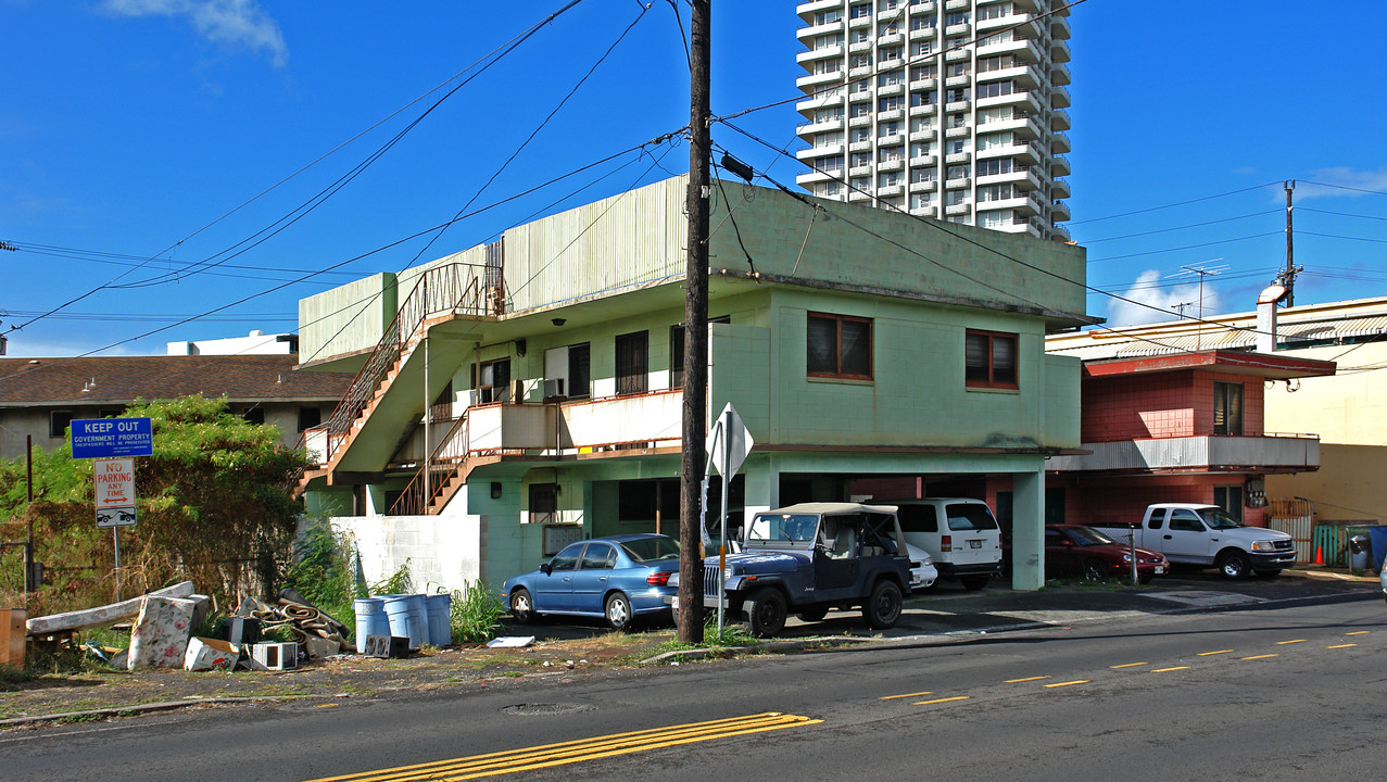 2725 Waialae Ave in Honolulu, HI - Building Photo