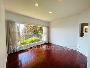 880-880 Christina Pl in Kelowna, BC - Building Photo - Building Photo