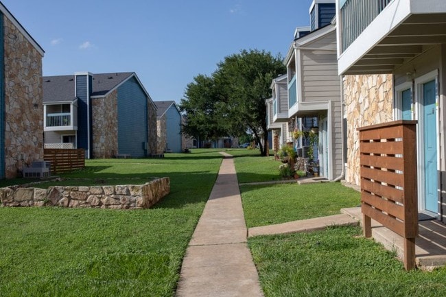 302 North in Georgetown, TX - Building Photo - Building Photo
