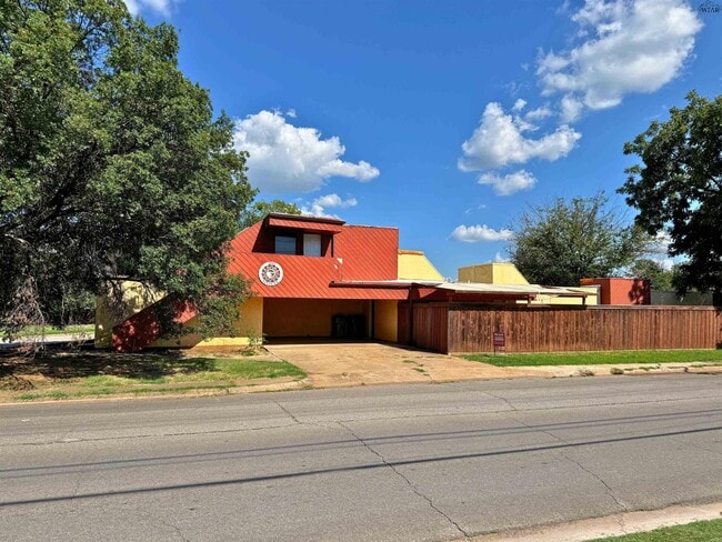 property at 2001 Santa Fe St