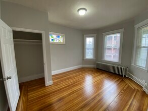 19 Irma St, Unit 3 in Boston, MA - Foto de edificio - Building Photo