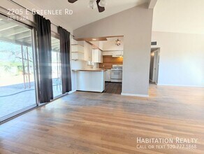 2205 E Greenlee Rd in Tucson, AZ - Building Photo - Building Photo