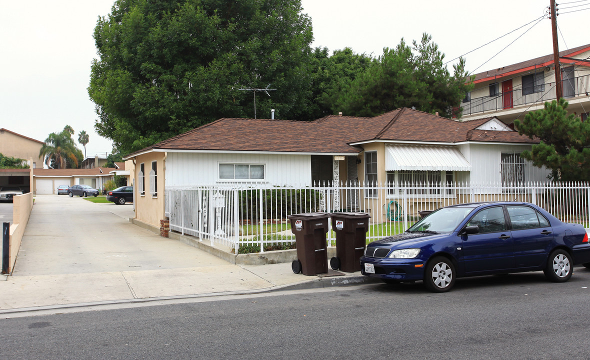 13415 Kornblum Ave in Hawthorne, CA - Foto de edificio