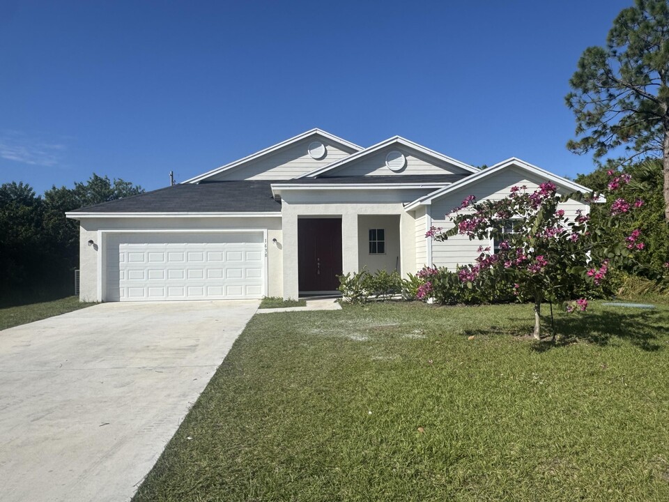 1638 Paddock St in Port St. Lucie, FL - Building Photo