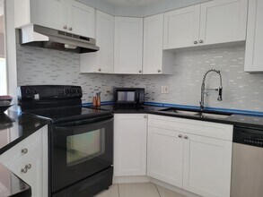 4401 Crystal Lake Dr-Unit -102 in Pompano Beach, FL - Building Photo - Building Photo