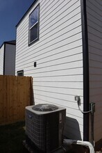 5715 Polly St in Houston, TX - Foto de edificio - Building Photo