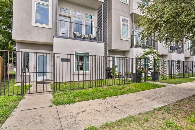 1310 Roberts St in Houston, TX - Building Photo - Building Photo