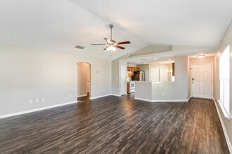 1321 Spruce St in Green Cove Springs, FL - Foto de edificio - Building Photo