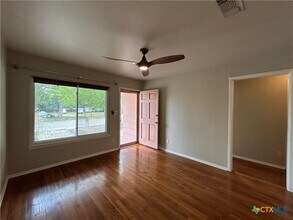 737 N Central Ave in New Braunfels, TX - Building Photo - Building Photo