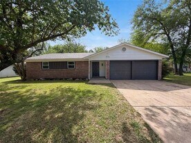 913 Jayellen Ct in Burleson, TX - Building Photo