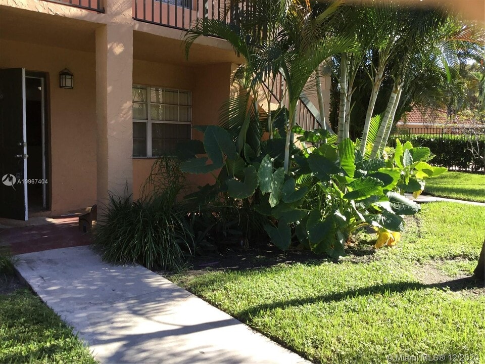 10440 NW 8th St, Unit 103 in Pembroke Pines, FL - Foto de edificio