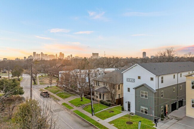 5313 Reiger Avenue Homes in Dallas, TX - Foto de edificio - Building Photo