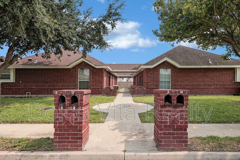 813 W Bronze Dr in Pharr, TX - Building Photo