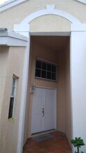 577 Bridgeton Rd in Weston, FL - Foto de edificio - Building Photo