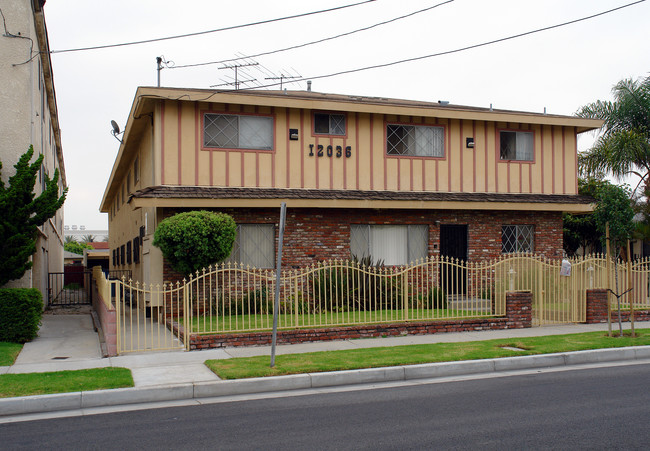 12036 Grevillea Ave in Hawthorne, CA - Foto de edificio - Building Photo