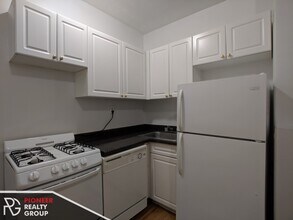 3721 N Pine Grove Ave, Unit #3722-E3 in Chicago, IL - Foto de edificio - Building Photo