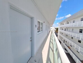 2011 Bay Dr in Miami Beach, FL - Foto de edificio - Building Photo