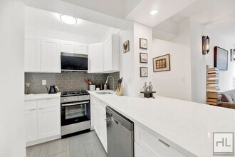 333 E 46th St in New York, NY - Building Photo - Building Photo