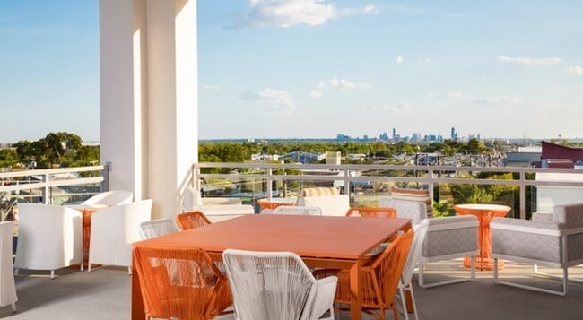 Crestview Commons Apartments in Austin, TX - Foto de edificio - Building Photo