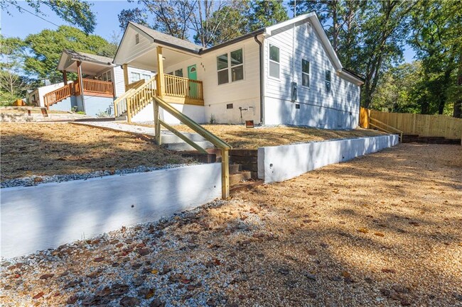 691 Woods Dr NW in Atlanta, GA - Building Photo - Building Photo