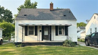 19131 Kenosha St in Harper Woods, MI - Building Photo