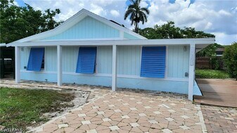 10671 Hampton St in Bonita Springs, FL - Building Photo