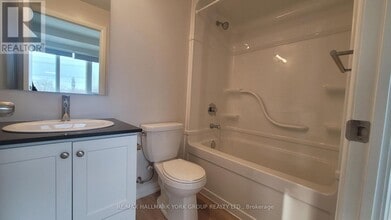 13042 Yonge St in Richmond Hill, ON - Building Photo - Building Photo