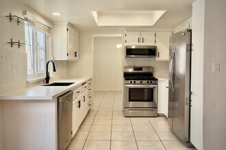 127 Maple Rd in Thousand Oaks, CA - Building Photo - Building Photo