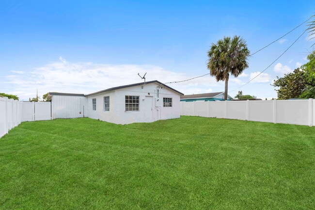 548 NW 2nd Terrace in Deerfield Beach, FL - Building Photo - Building Photo