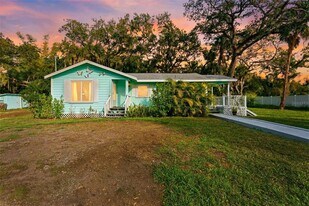 8010 Riverview Dr in Riverview, FL - Building Photo