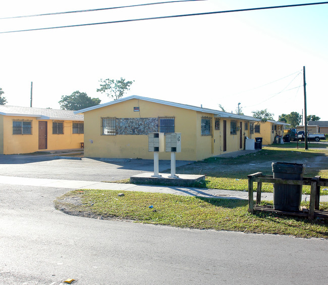 863-873 NW 10th St in Florida City, FL - Foto de edificio - Building Photo