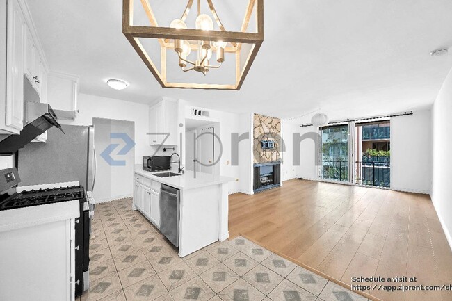 421 La Fayette Park Pl in Los Angeles, CA - Building Photo - Building Photo