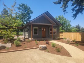 395 S Mountain Ave in Ashland, OR - Building Photo