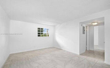 900 NE 26th St, Unit 9 in Wilton Manors, FL - Building Photo - Building Photo