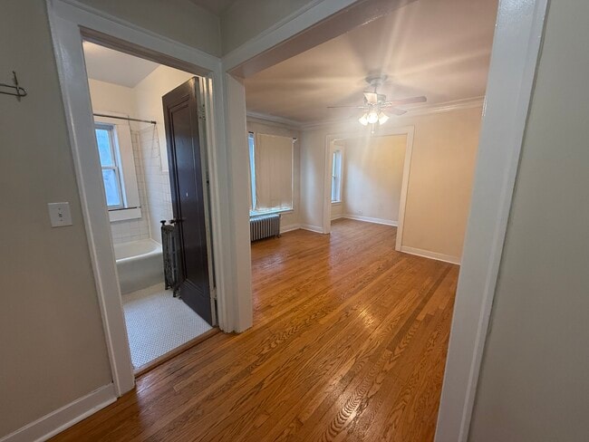 18 E Northwest Hwy in Arlington Heights, IL - Foto de edificio - Building Photo