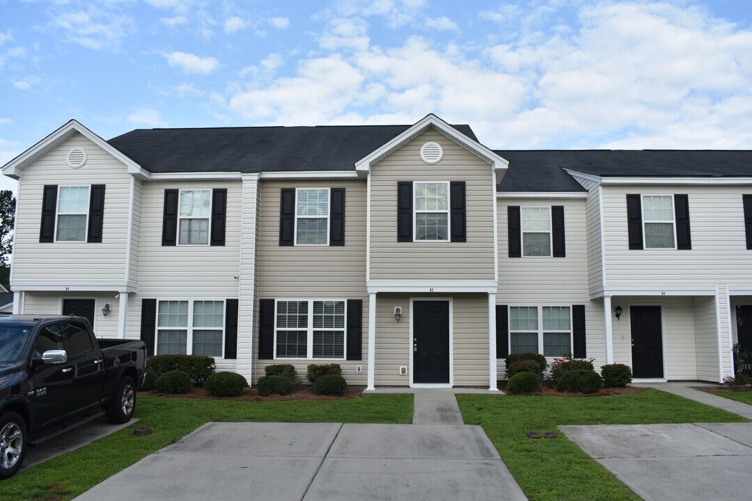 80 Bearing Cir in Port Wentworth, GA - Building Photo