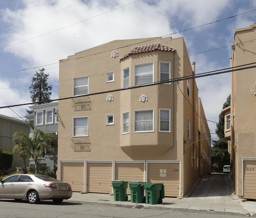 235 Athol Ave in Oakland, CA - Building Photo