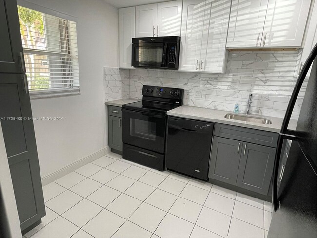 8390 Sands Point Blvd in Tamarac, FL - Building Photo - Building Photo