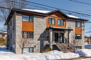 59C Du Parc Av in Laval, QC - Building Photo