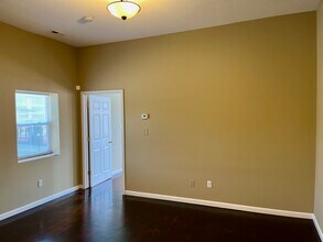 105 W Market St, Unit 2 in Bloomington, IL - Building Photo - Building Photo