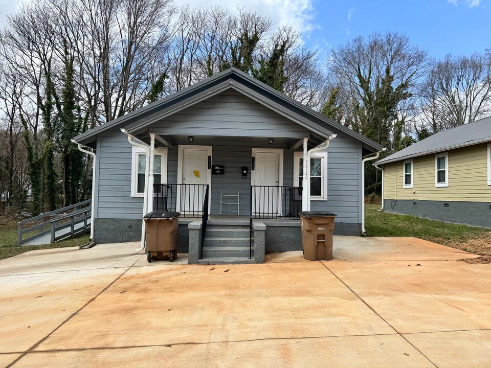 1104 S Washington St in Shelby, NC - Foto de edificio