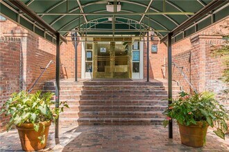 28106 Plantation Dr NE in Atlanta, GA - Building Photo - Building Photo